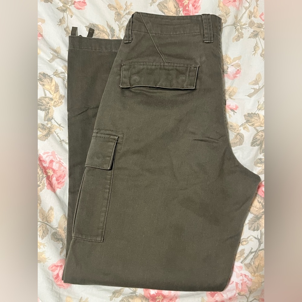 Volcom Green Cargo Pants for Versatile Style